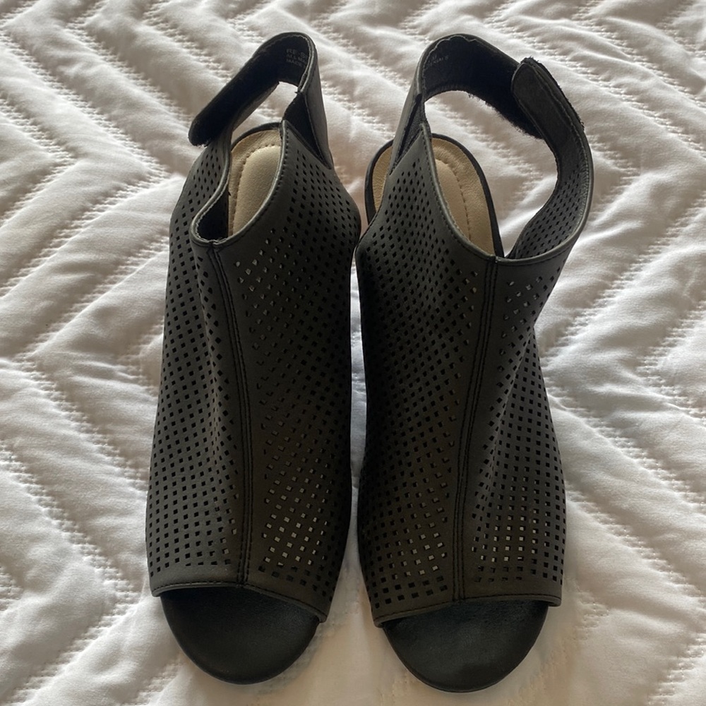 Open toe shoes
